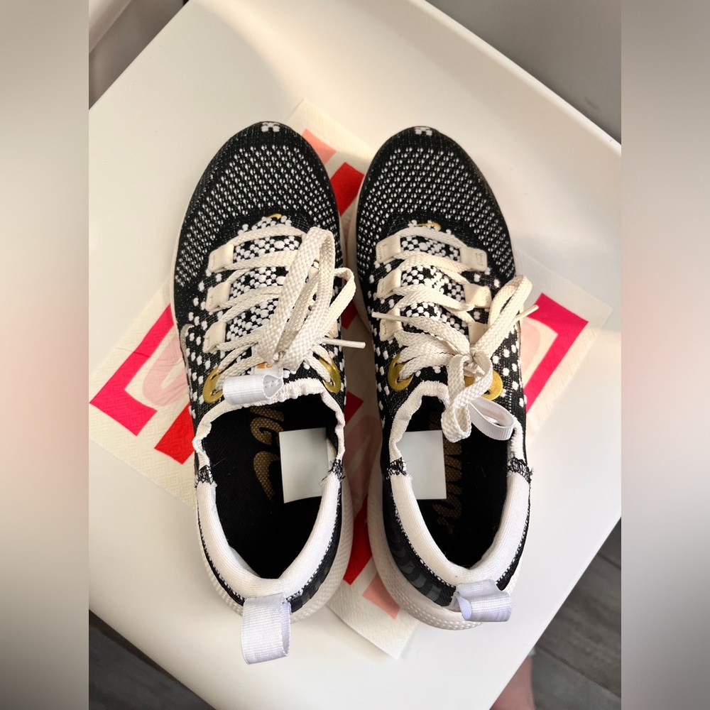 Nike Womens React Escape Run Flyknit “Black Metallic Vivid Gold” Size: 8.5